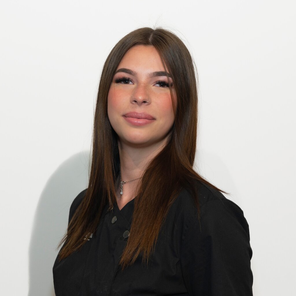 Kosmetikerin Joana aus Pratteln, sympathisches Profilbild einer Beauty-Spezialistin.