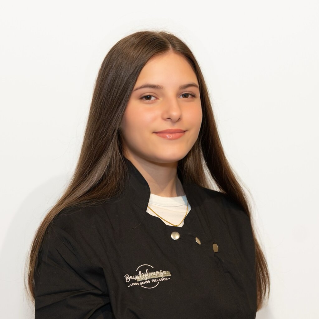Lana, Praktikantin Beautylounge Basel, motivierte Trainee im Kosmetik Praktikum.