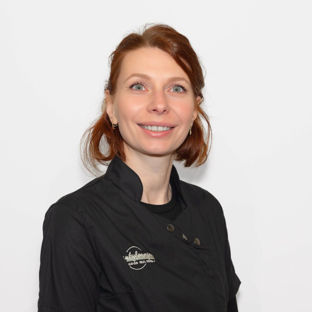 Laura, Kosmetikerin Beautylounge Reinach, Expertin f&uuml;r Gel Nails und Wimpernverl&auml;ngerung.