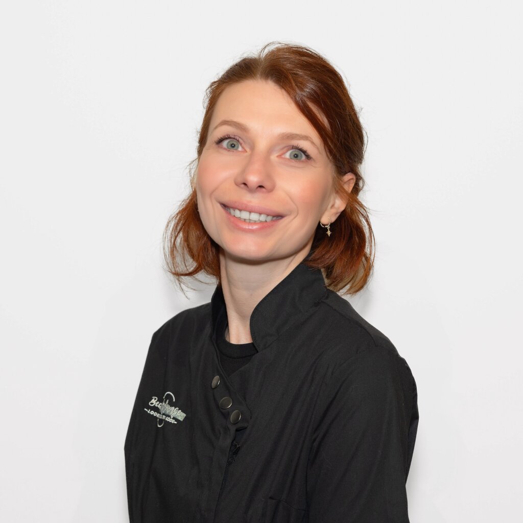 Kosmetikerin Laura in Reinach, Spezialistin f&uuml;r stilvolles Nageldesign und Lashes.
