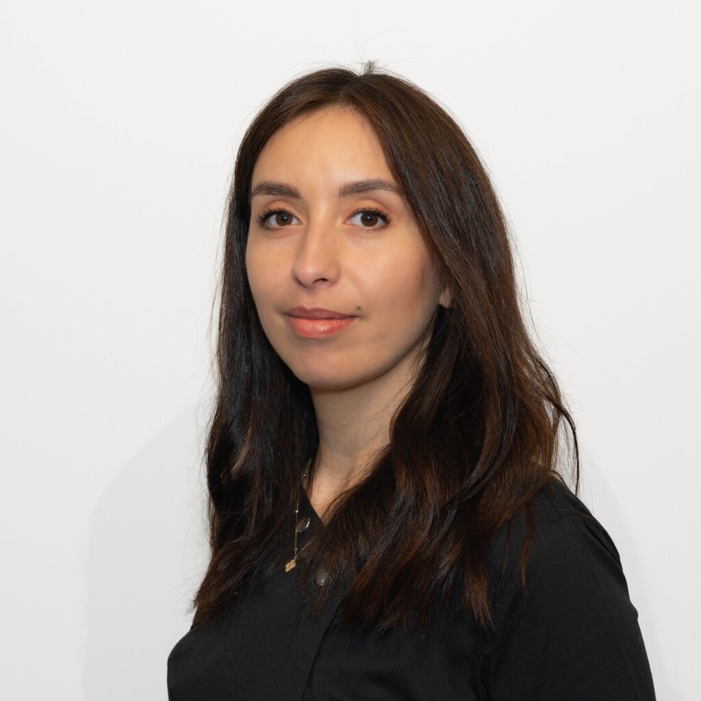Portr&auml;t von Laure, Kosmetikerin Basel mit pr&auml;ziser Hand f&uuml;r Brauen und Wimpern.