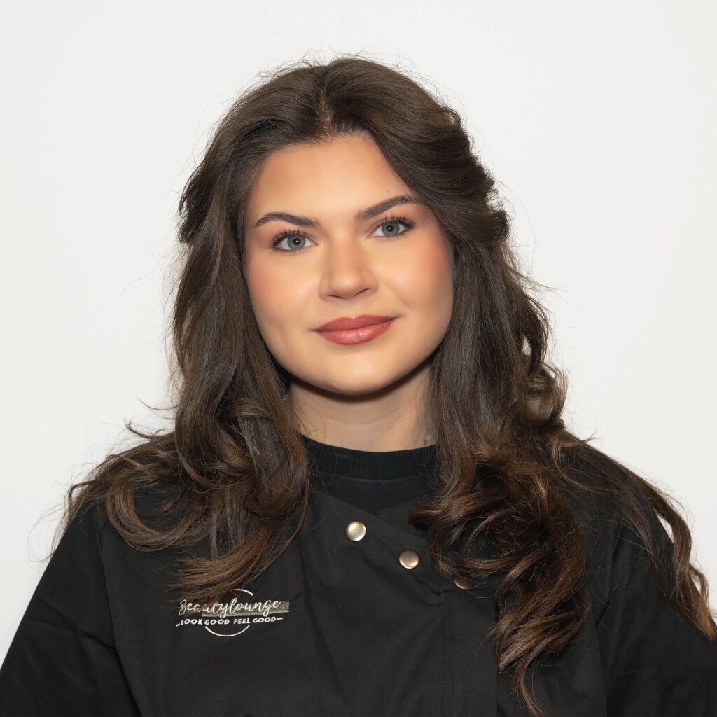 Portr&auml;t von Michela, Kosmetikerin in Ausbildung Basel mit Liebe zum Detail.