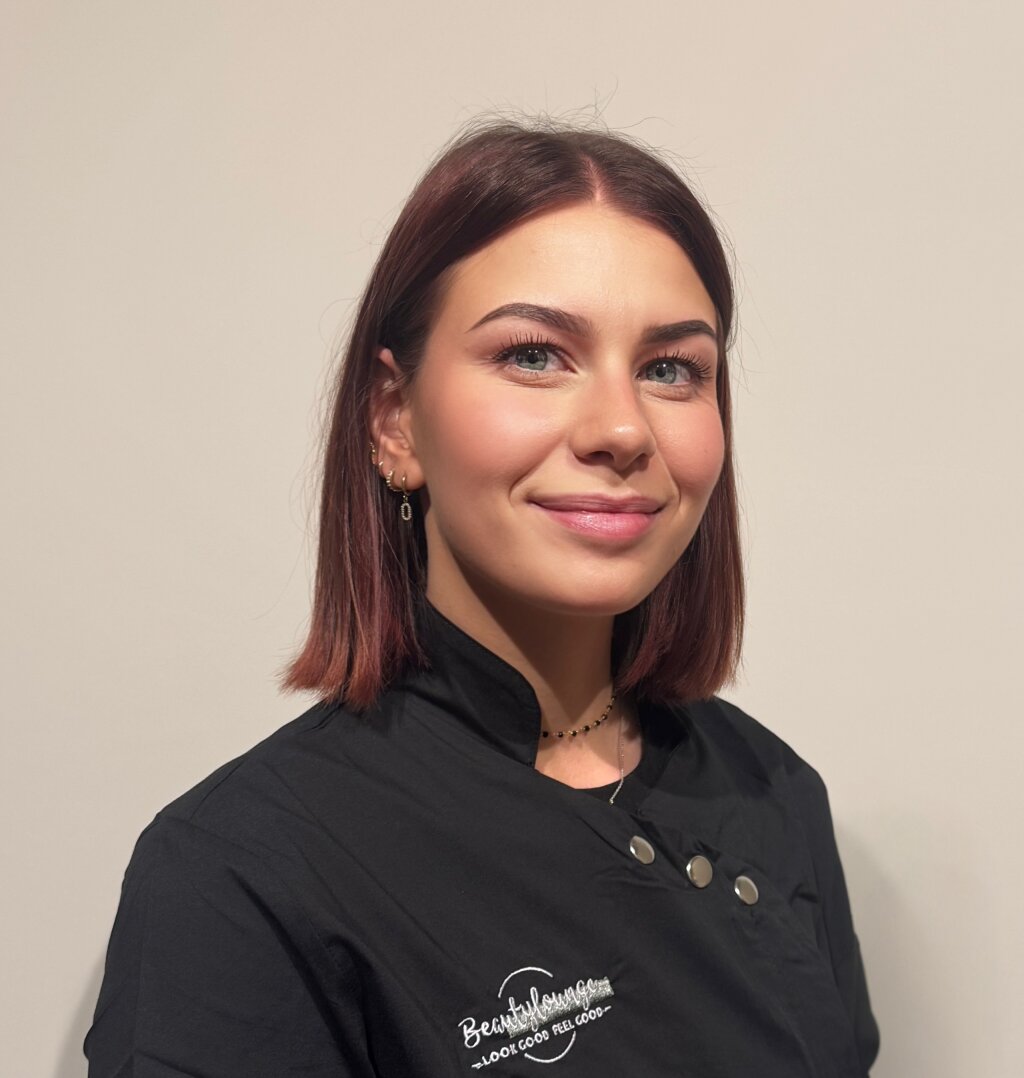 Mitarbeiterin der Beautylounge im schwarzen Team Outfit.