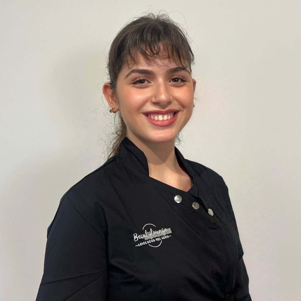 Mitarbeiterin der Beautylounge im schwarzen Team Outfit.