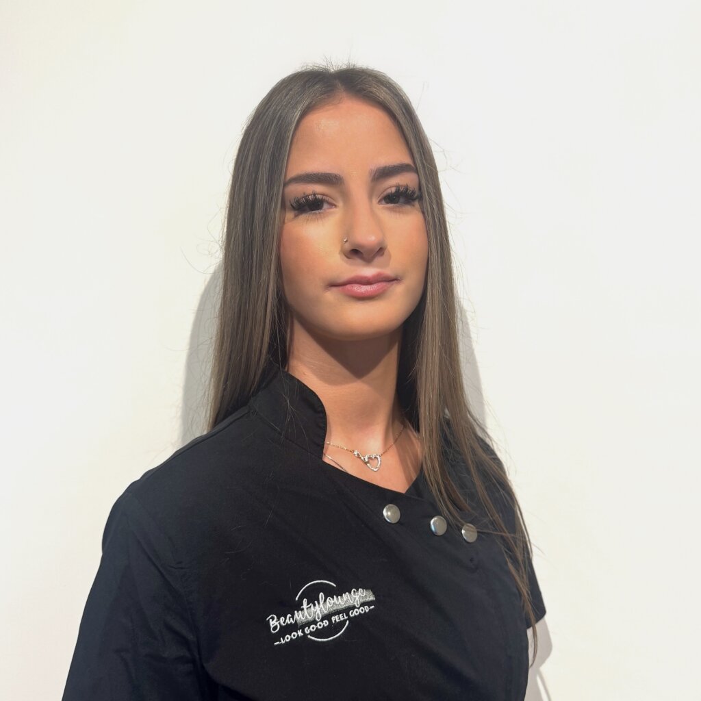 Mitarbeiterin der Beautylounge im schwarzen Team Outfit.