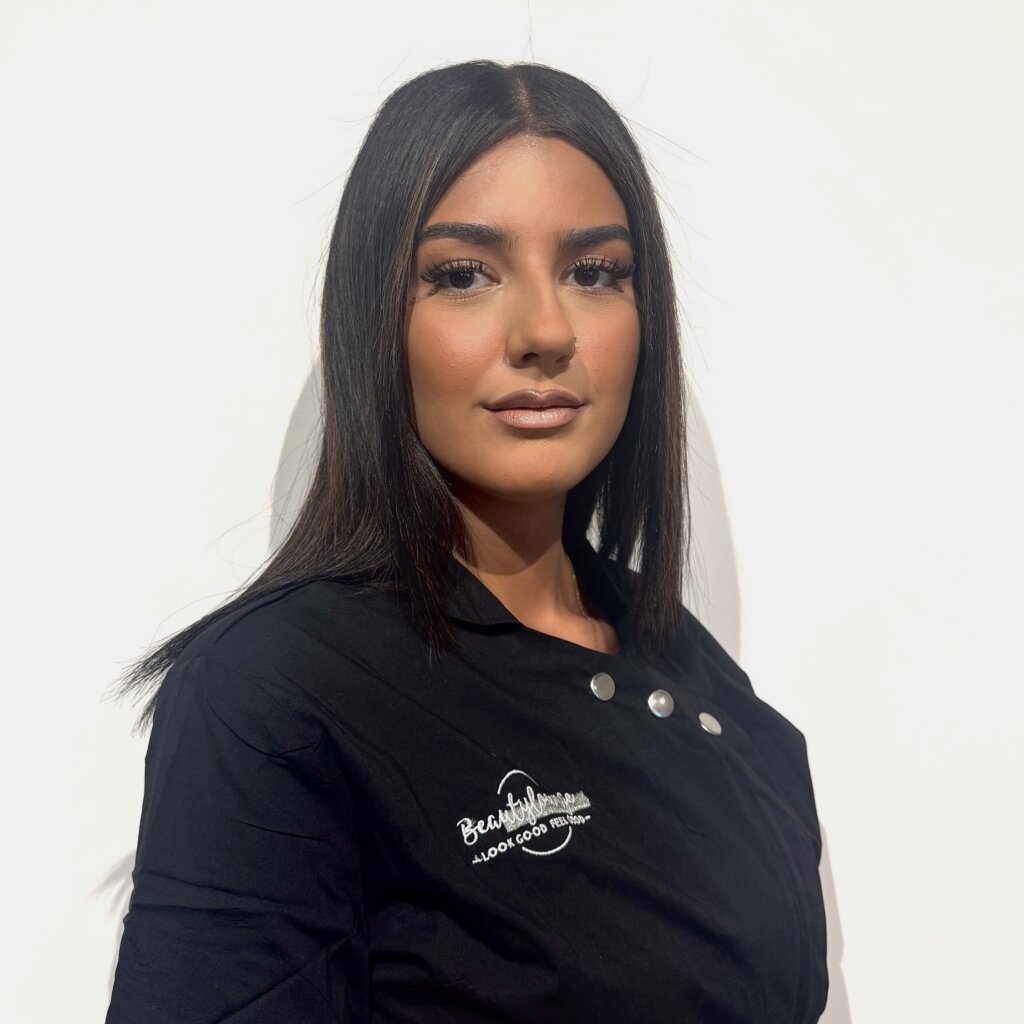 Mitarbeiterin der Beautylounge im schwarzen Team Outfit.