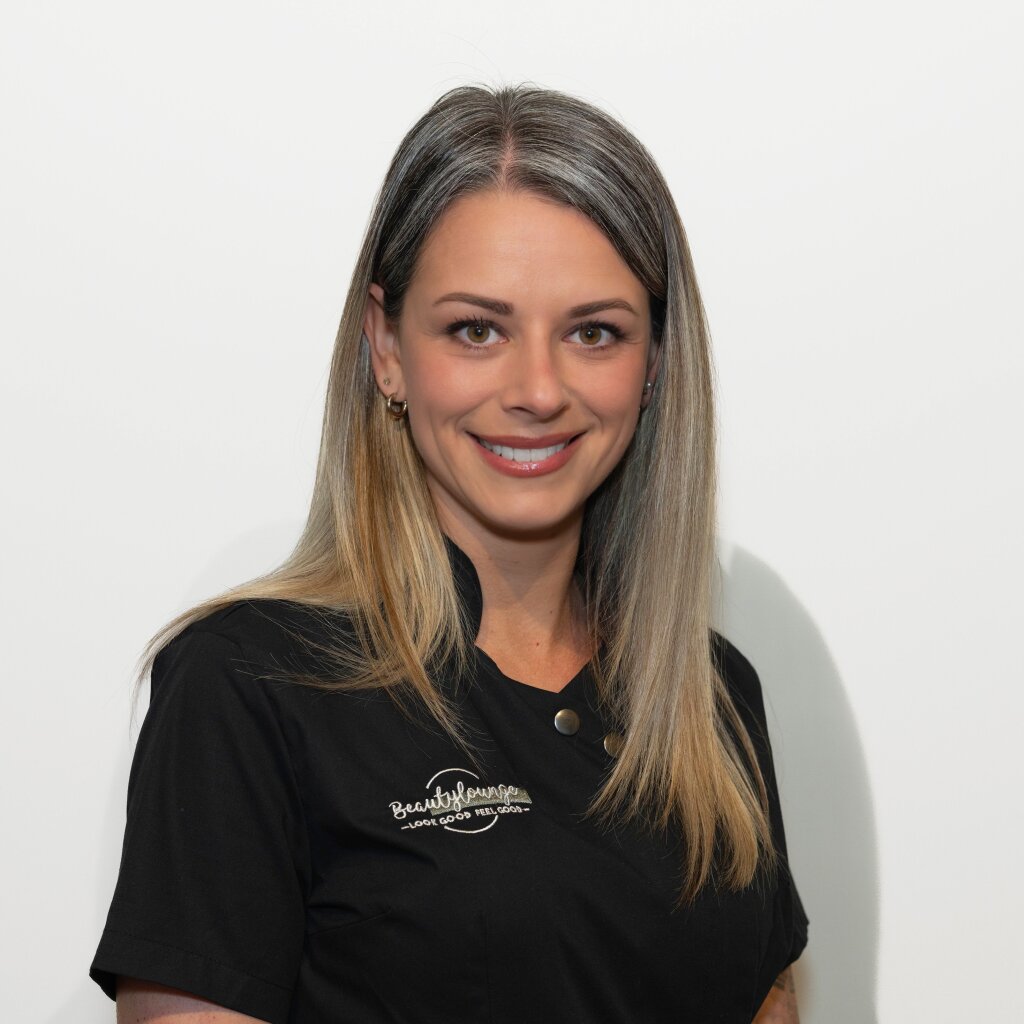 Sarina, Kosmetikerin Beautylounge Pratteln, erfahrene Naildesignerin und Gel-Nail-Expertin.