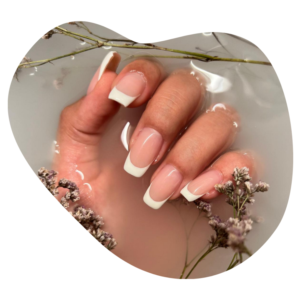 Frisch lackierte French Nails nach einer professionellen Manik&uuml;re in der Beautylounge Basel &ndash; gepflegte H&auml;nde mit gl&auml;nzendem, gleichm&auml;ssigem Finish.