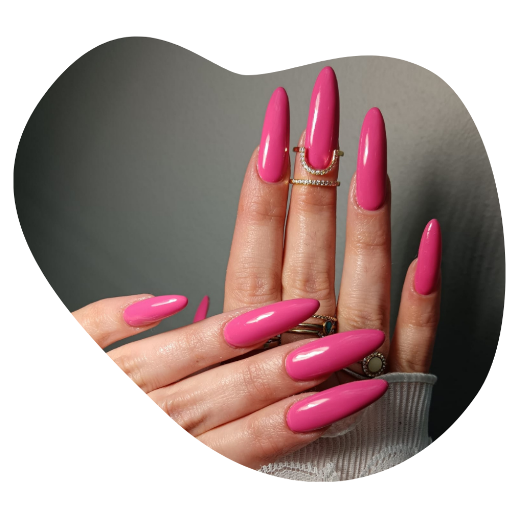 Frisch lackierte Fingern&auml;gel mit Verl&auml;ngerung mit pinkem Gellack nach einer professionellen Manik&uuml;re in der Beautylounge Basel &ndash; gepflegte H&auml;nde mit gl&auml;nzendem, gleichm&auml;ssigem Finish.