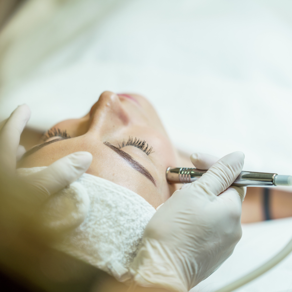 Kundin bei einer apparativen Gesichtsbehandlung im Kosmetikstudio der Beautylounge Basel.