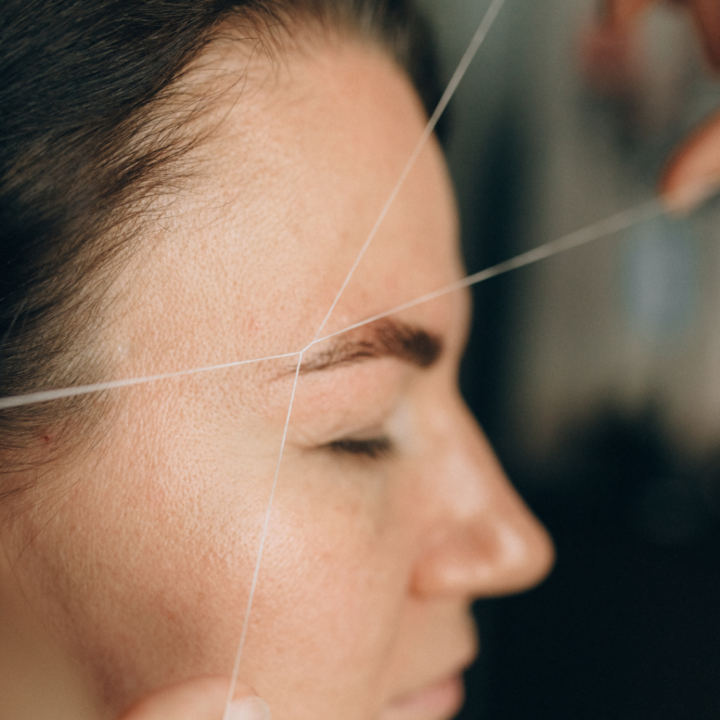 Augenbrauen werden mit der Fadentechnik in Form gebracht, Brows in der Beautylounge Basel.