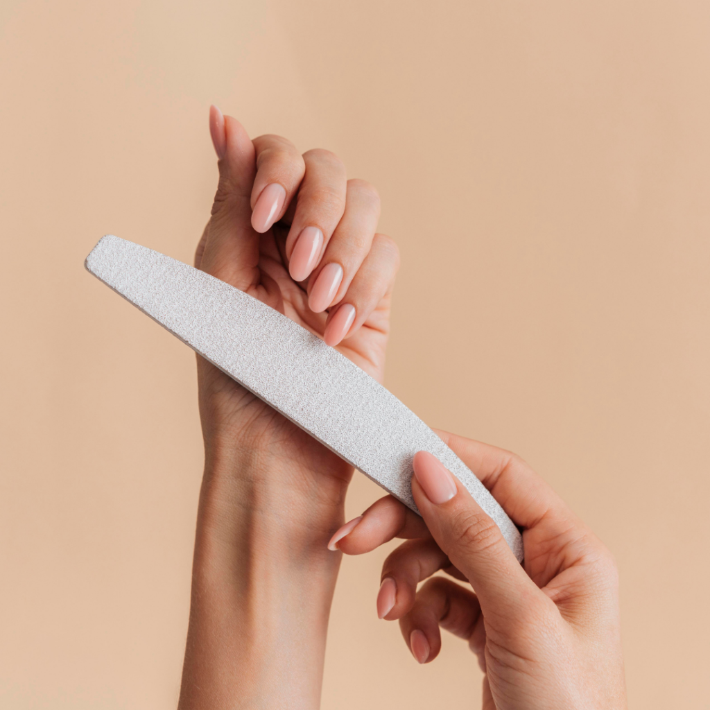 Fingern&auml;gel werden in Form gefeilt, Same Time Treatments in der Beautylounge Basel.