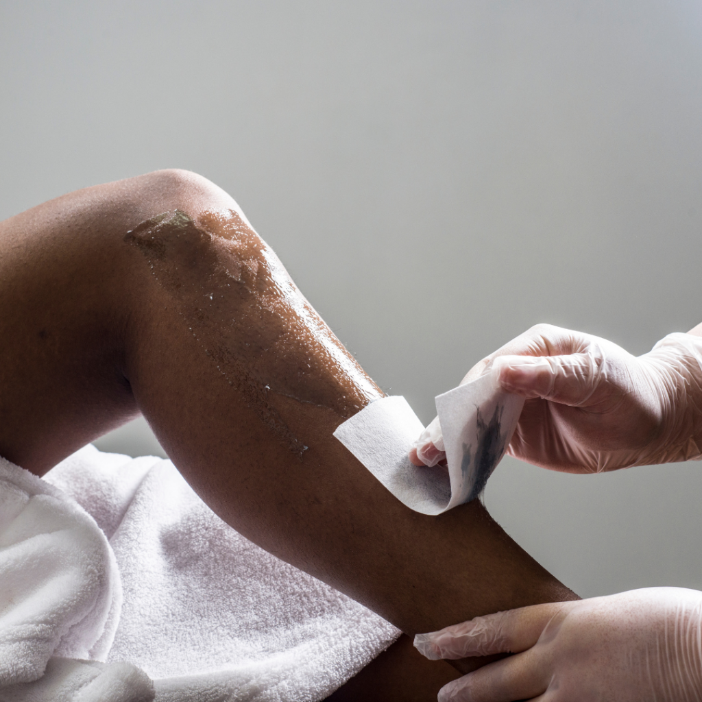 Haarentfernung am Bein mit Warmwachs und Vliesstreifen, Waxing in der Beautylounge Basel.