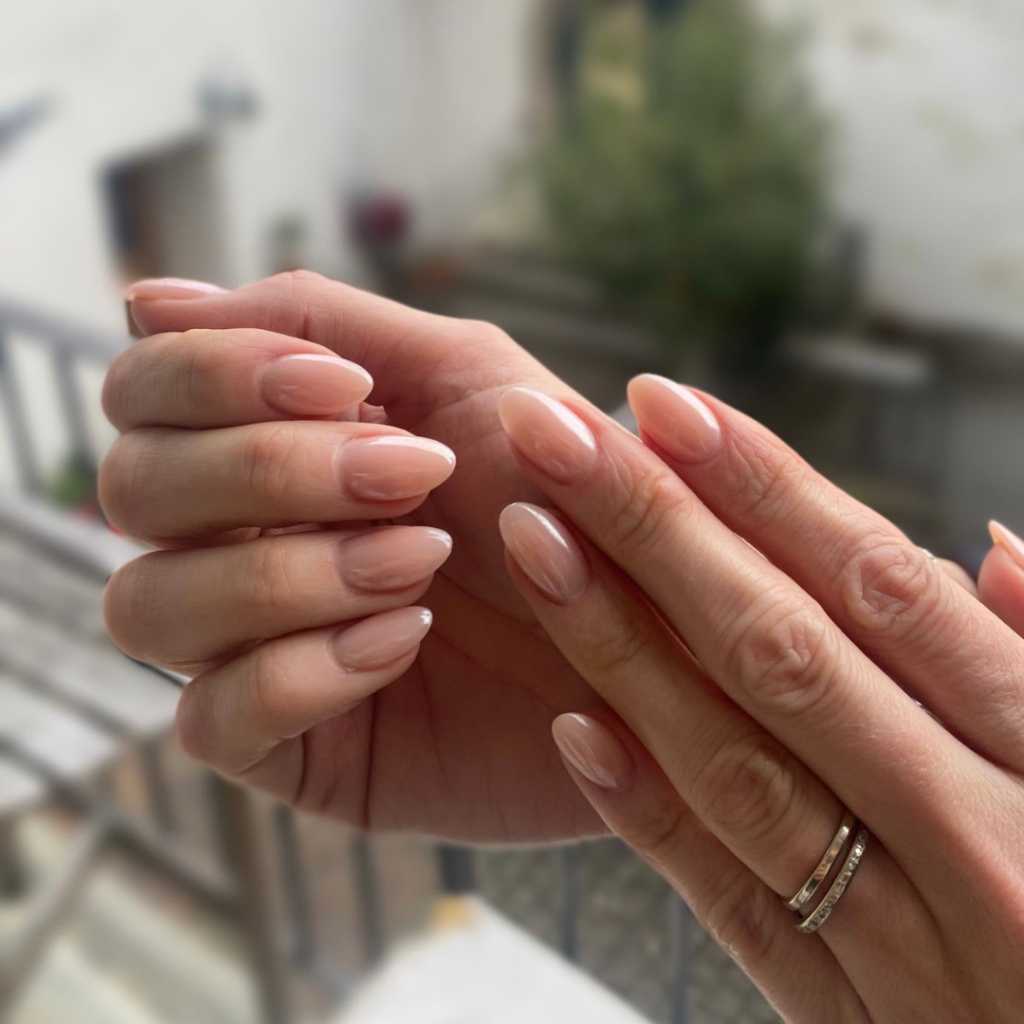 Gepflegte H&auml;nde mit nude lackierten N&auml;geln nach einer Manicure in der Beautylounge Basel.