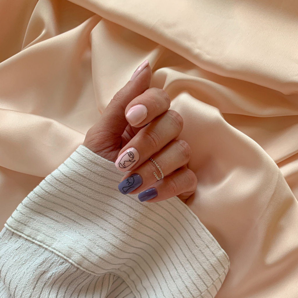 Hand mit ros&eacute; Geln&auml;geln und feinem blauem Nageldesign, Nagelstudio der Beautylounge Basel.