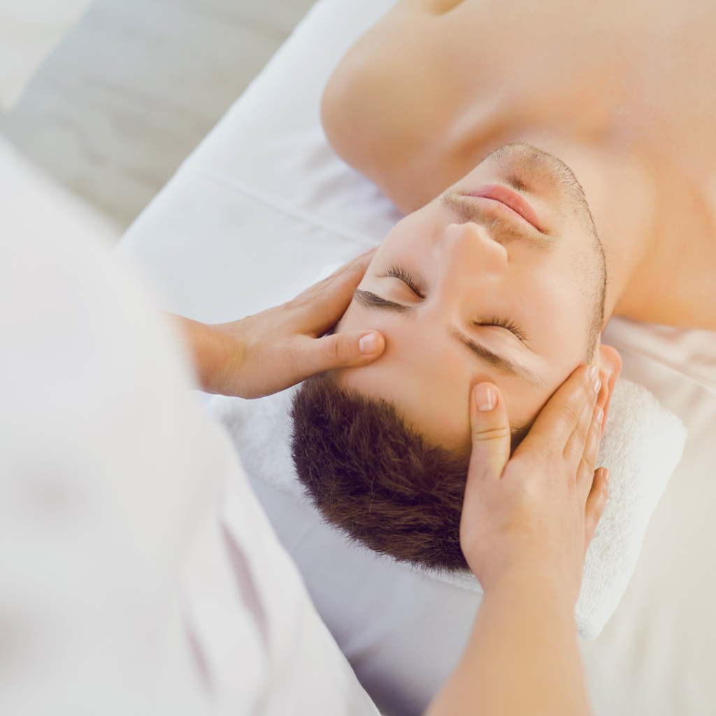 Mann erh&auml;lt eine Gesichtsbehandlung mit sanfter Massage, Mens Treatments in Basel.