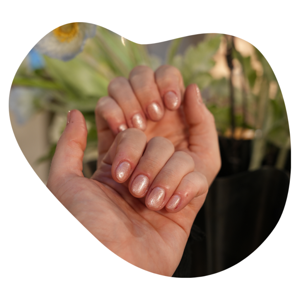 Nat&uuml;rlich gepflegte N&auml;gel mit CND Shellac in Nude, gepflegt mit CND SolarOil bei Beautylounge Basel.