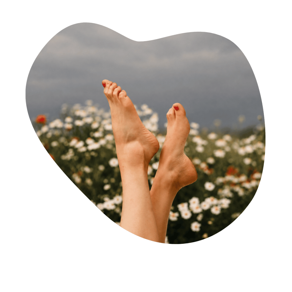 Gepflegte F&uuml;sse in einer Blumenwiese, Cuccio Fusspflege mit Scrub und Heel Treatment bei der Beautylounge Basel.