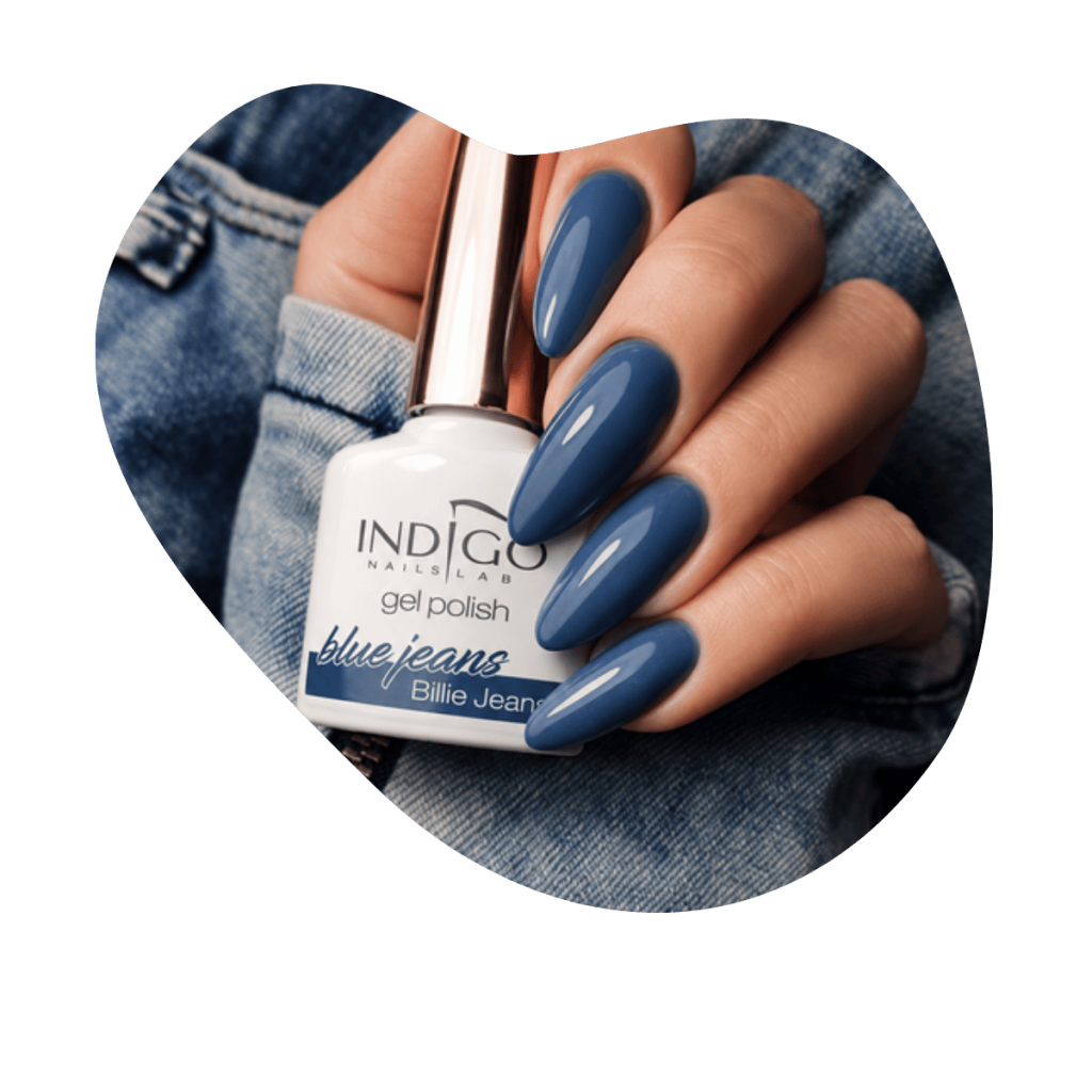 Indigo Nails Gel Polish Blue Jeans, Flasche mit ros&eacute;goldenem Deckel und blau lackierte N&auml;gel auf Denim, Beautylounge Basel.