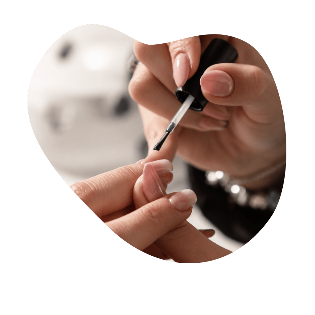 Nagellack wird mit feinem Pinsel auf nat&uuml;rliche N&auml;gel aufgetragen, Nagelpflege mit Indigo Nails in der Beautylounge Basel.