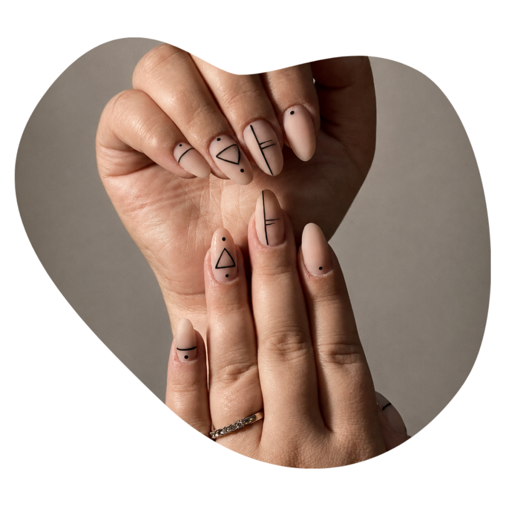 Nude N&auml;gel mit feinem Nail Art Muster, Indigo Nails Nail Art Gele bei Beautylounge Basel.