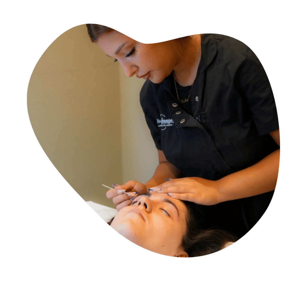 Kosmetikerin der Beautylounge Basel bei der Augenbrauenbehandlung einer Kundin, Fachwissen zu MAXERUM f&uuml;r Wimpern und Brauen.