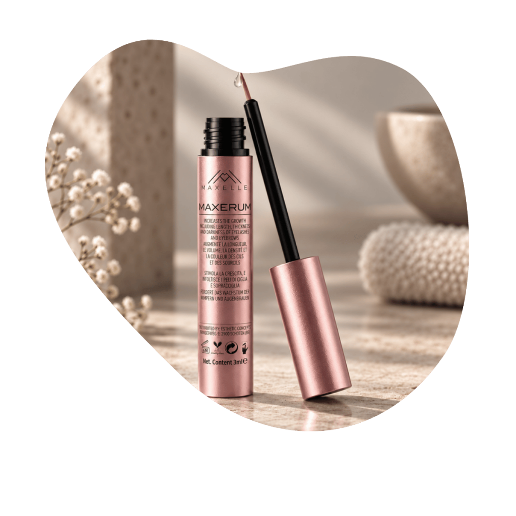 MAXERUM Wimpernserum offen mit Pinsel und Tropfen auf hellem Stein, Wimpernpflege in der Beautylounge Basel.