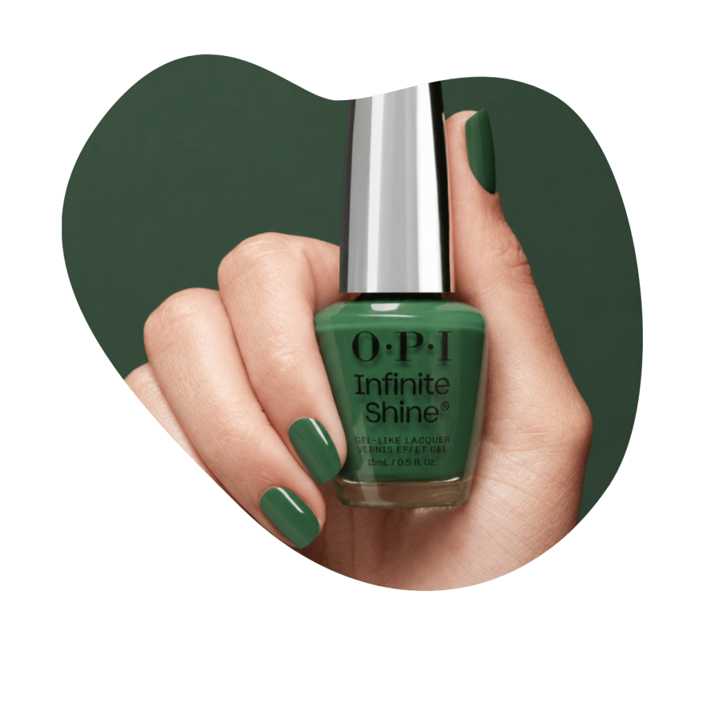 Hand mit gr&uuml;n lackierten N&auml;geln h&auml;lt eine Flasche OPI Infinite Shine, Nagellack bei der Beautylounge Basel.
