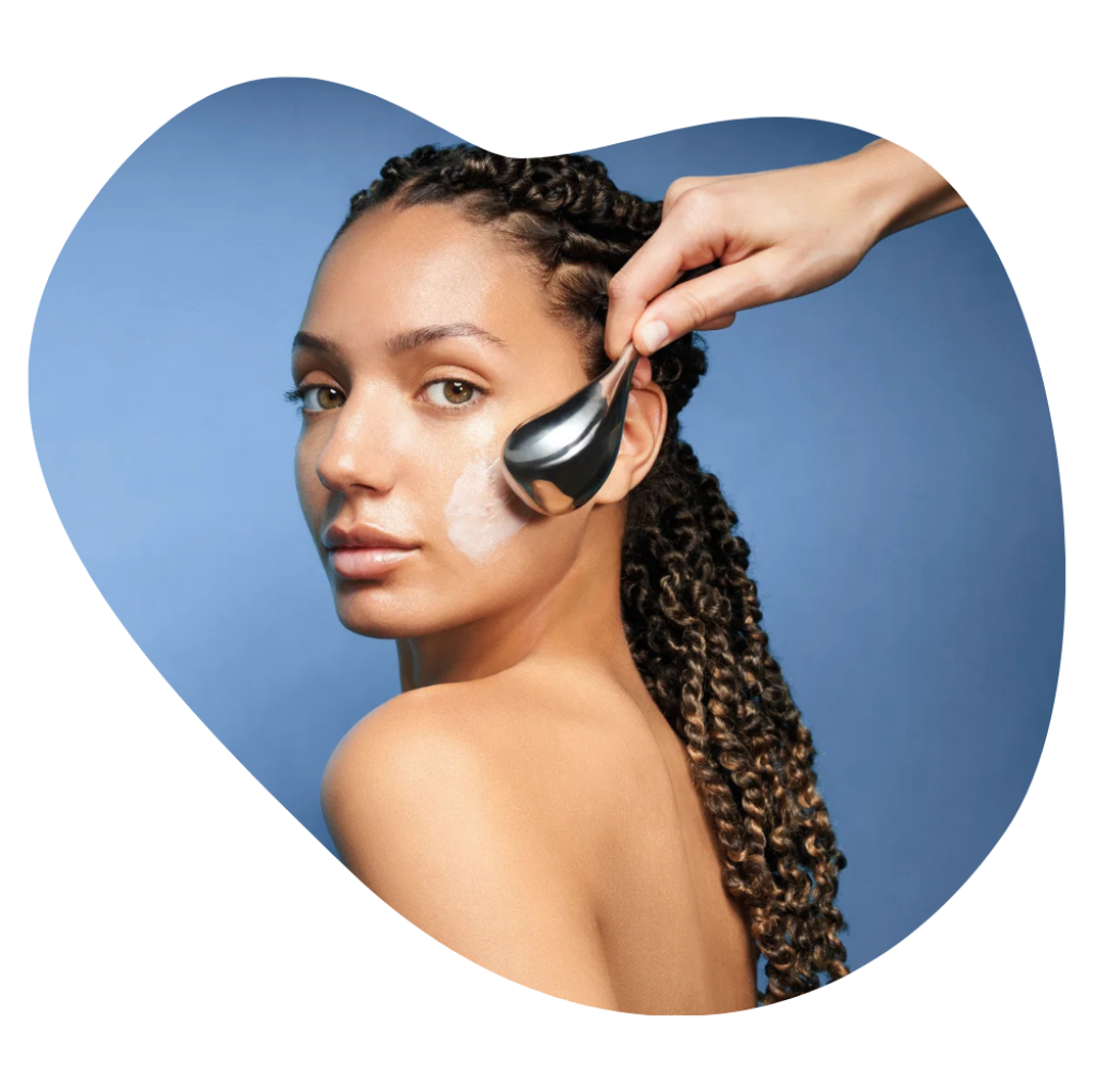 Comfort Zone Gesichtsbehandlung, Model mit Hautpflege Produkt Anwendung im Gesicht, verf&uuml;gbar bei Beautylounge Basel.