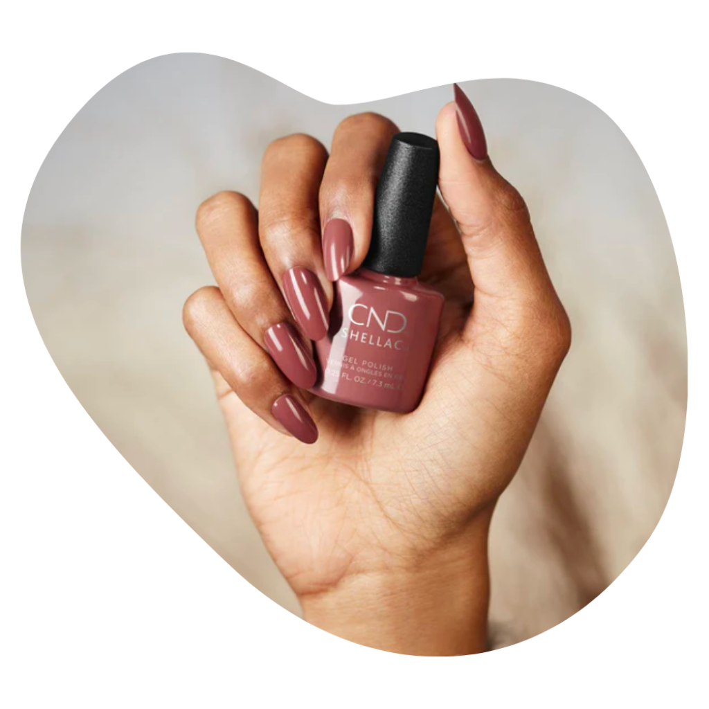 Hand h&auml;lt eine Flasche CND Shellac Farblack aus dem Sortiment der Beautylounge.