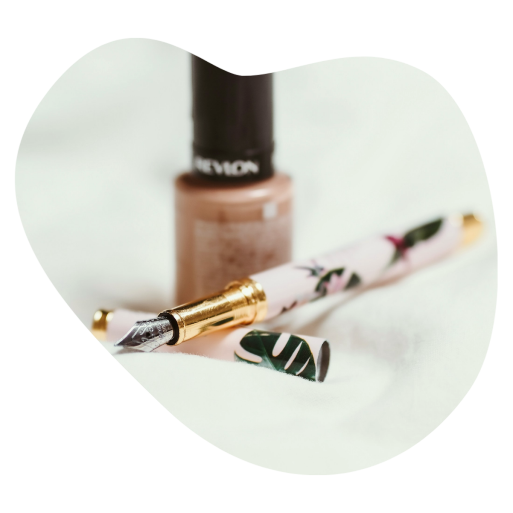 Gel Polish Flasche mit Pinsel in warmem Licht, Indigo Nails bei Beautylounge Basel.