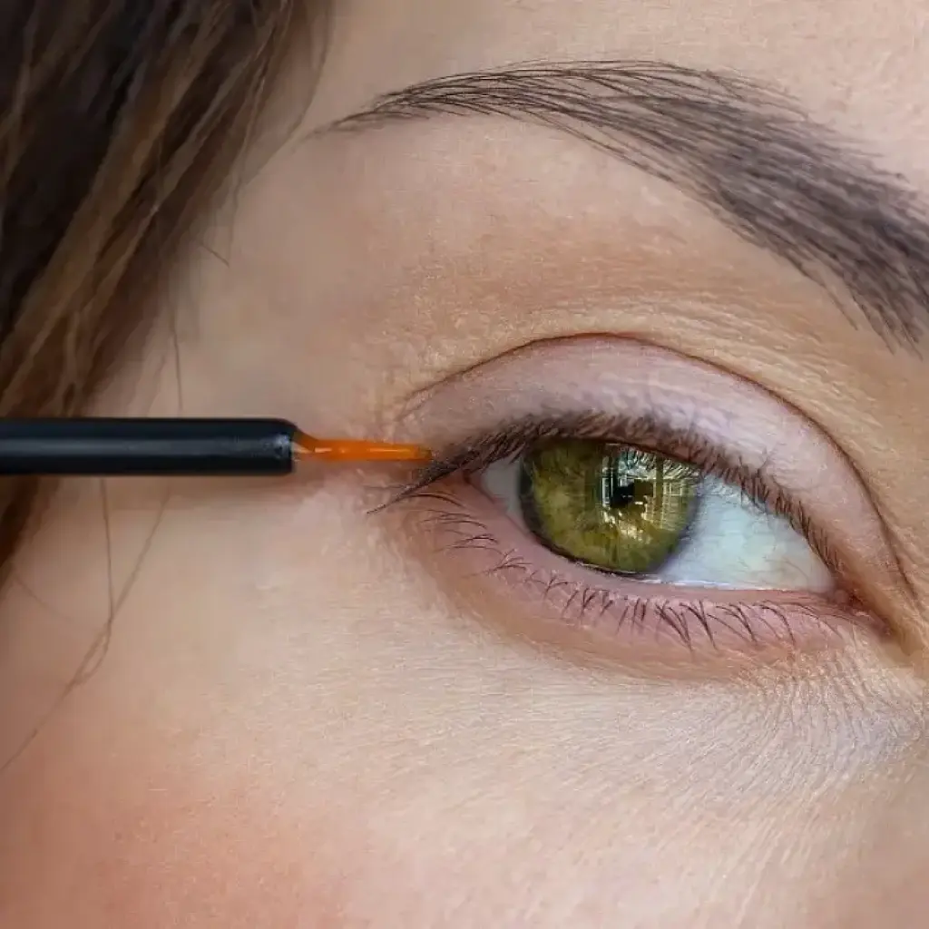 Maxerum Serum wird mit dem Applikator am Wimpernkranz aufgetragen, Beautylounge Basel.