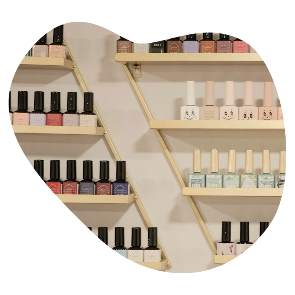 Regal mit Nagellackfarben zur Auswahl f&uuml;r die Manicure bei Beautylounge in Basel.