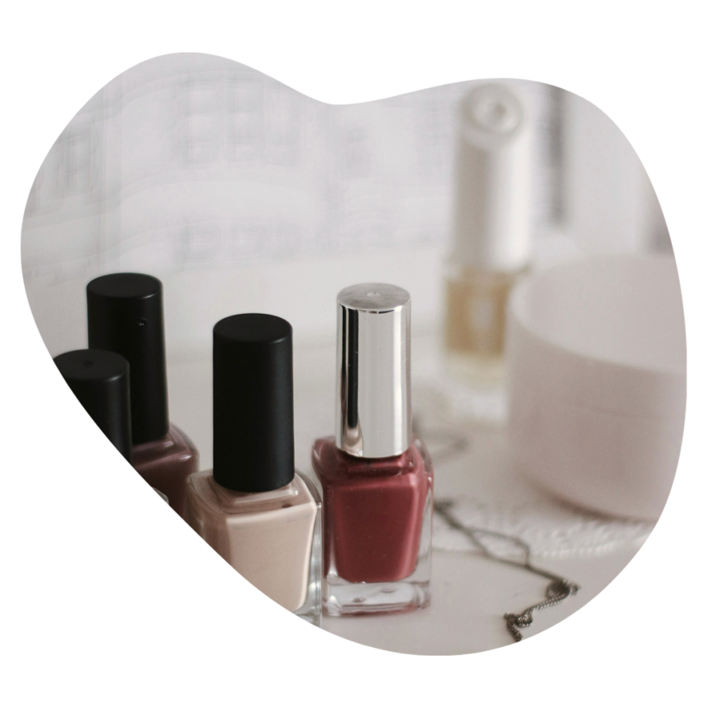 Nagellackflaschen in gedeckten Farbt&ouml;nen f&uuml;r die Manicure bei Beautylounge Basel.
