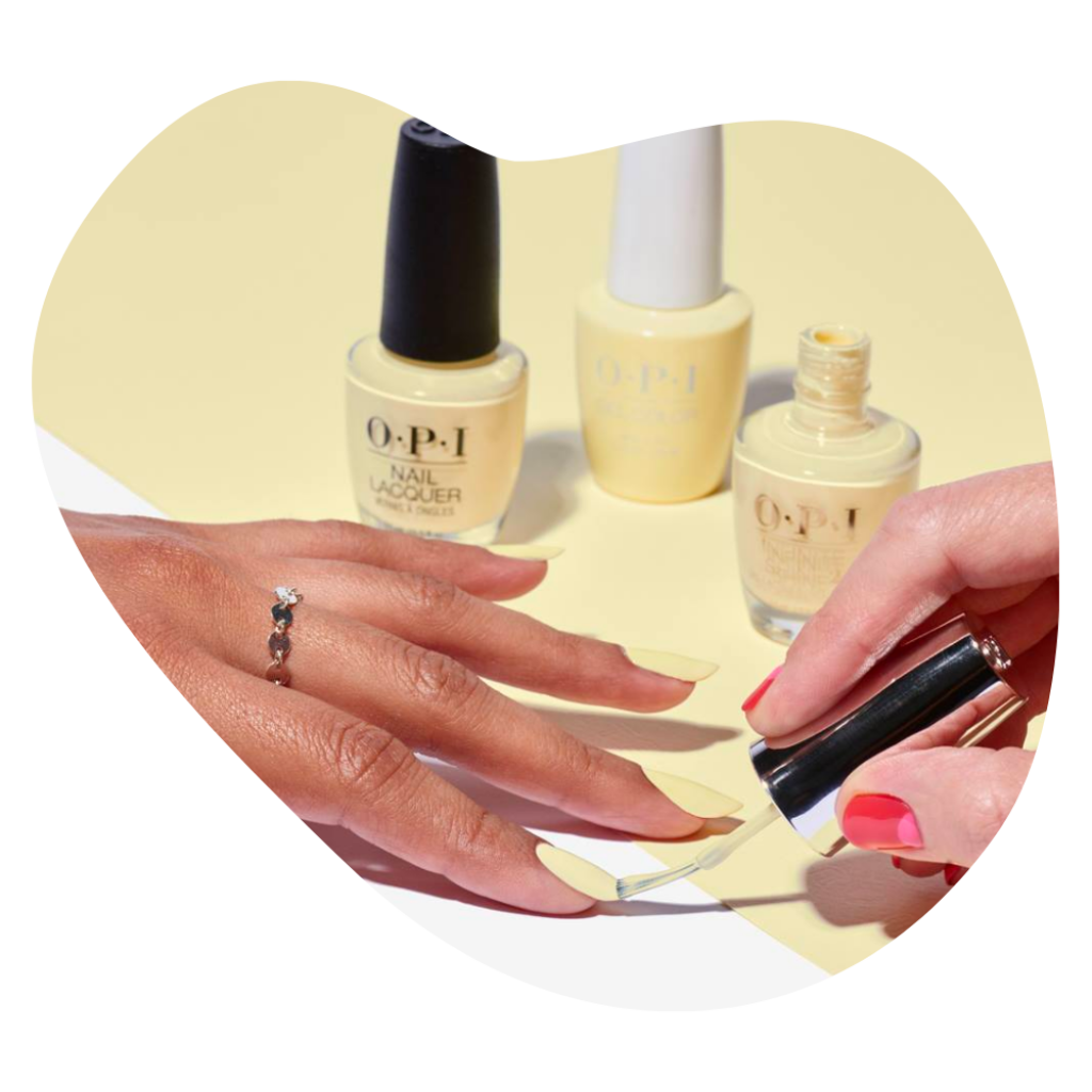 OPI Nagellack wird auf die N&auml;gel einer Kundin aufgetragen, Sortiment der Beautylounge.