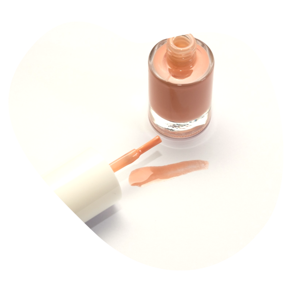 Ge&ouml;ffnete Nagellackflasche mit Pinsel in einem warmen Nude Ton f&uuml;r die Manicure bei Beautylounge Basel.