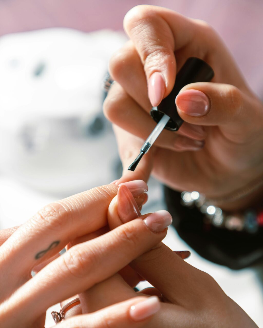 Shellac von CND wird bei einer Manicure aufgetragen, Nagelprodukte der Beautylounge.