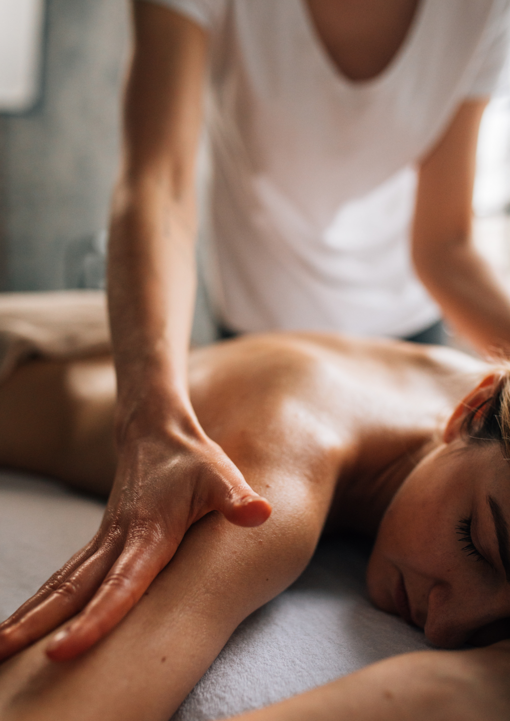 Kundin erh&auml;lt eine R&uuml;cken- und Schultermassage, Body and Wellbeing in der Beautylounge Basel.