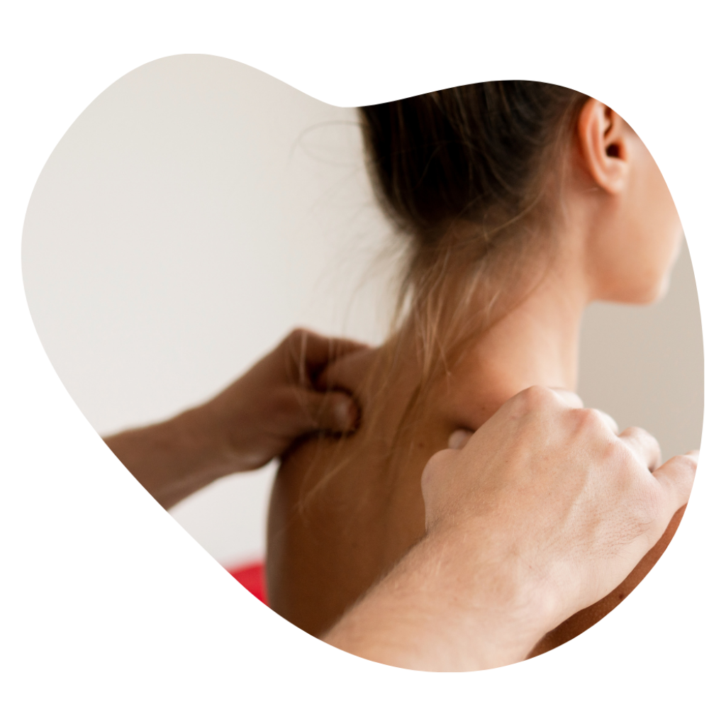Wellnessbehandlung in der Beautylounge, Frau bei Schulter-Massage.