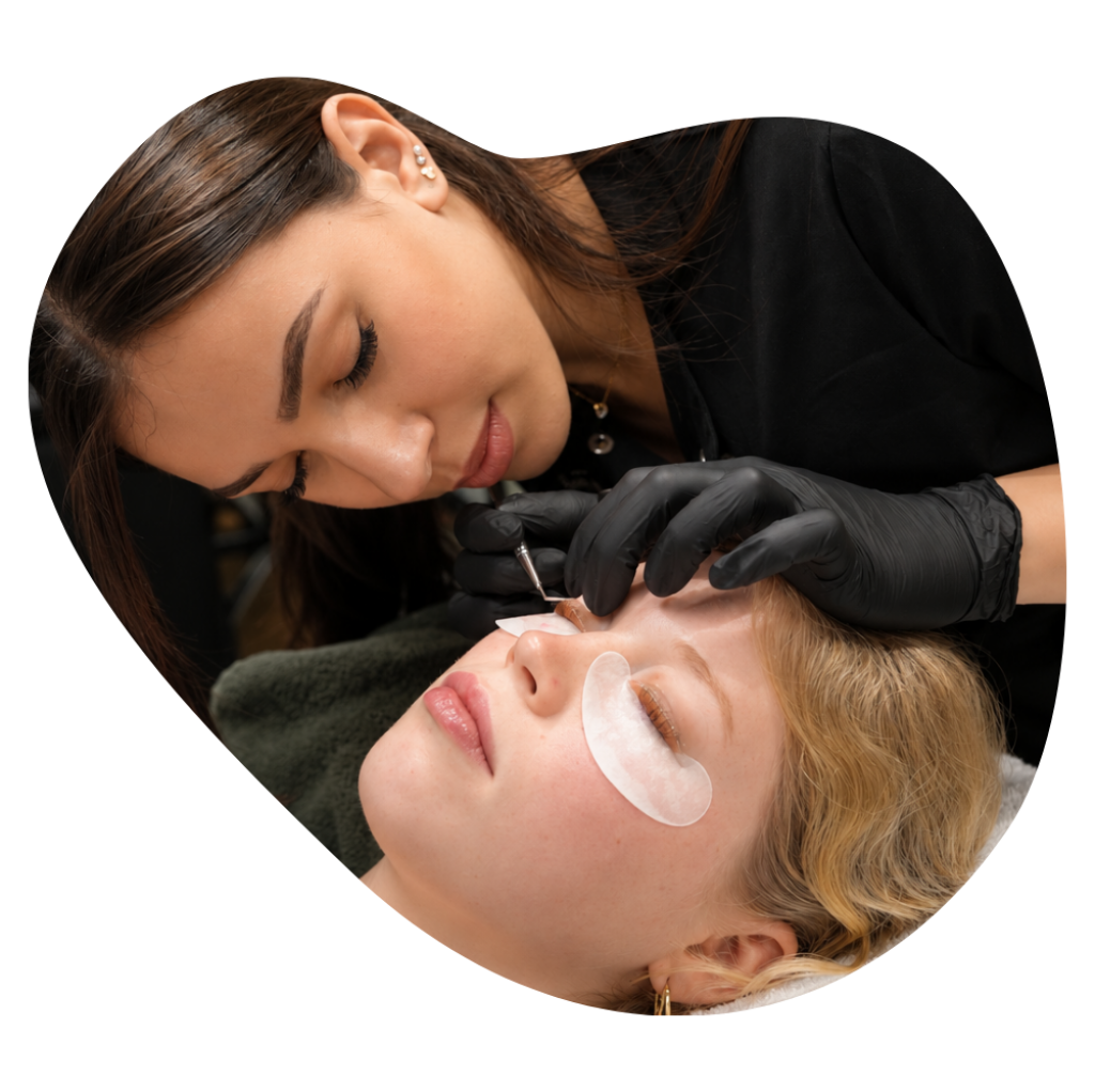 Mitarbeiterin der Beautylounge beim Lashlifting: Kundin mit Silikonpad auf dem Augenlid w&auml;hrend der Behandlung.