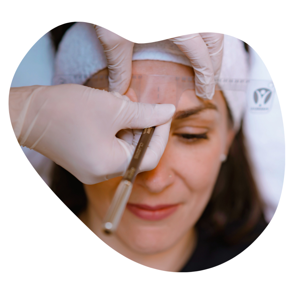 Beautylounge Kosmetikerin beim Anzeichnen der Augenbrauen, exakte Vorzeichnung f&uuml;r die perfekte Form vor der Behandlung.