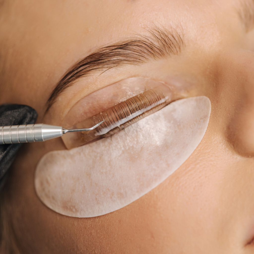 Auge mit Silikonpad w&auml;hrend eines Lashliftings in der Beautylounge Basel.