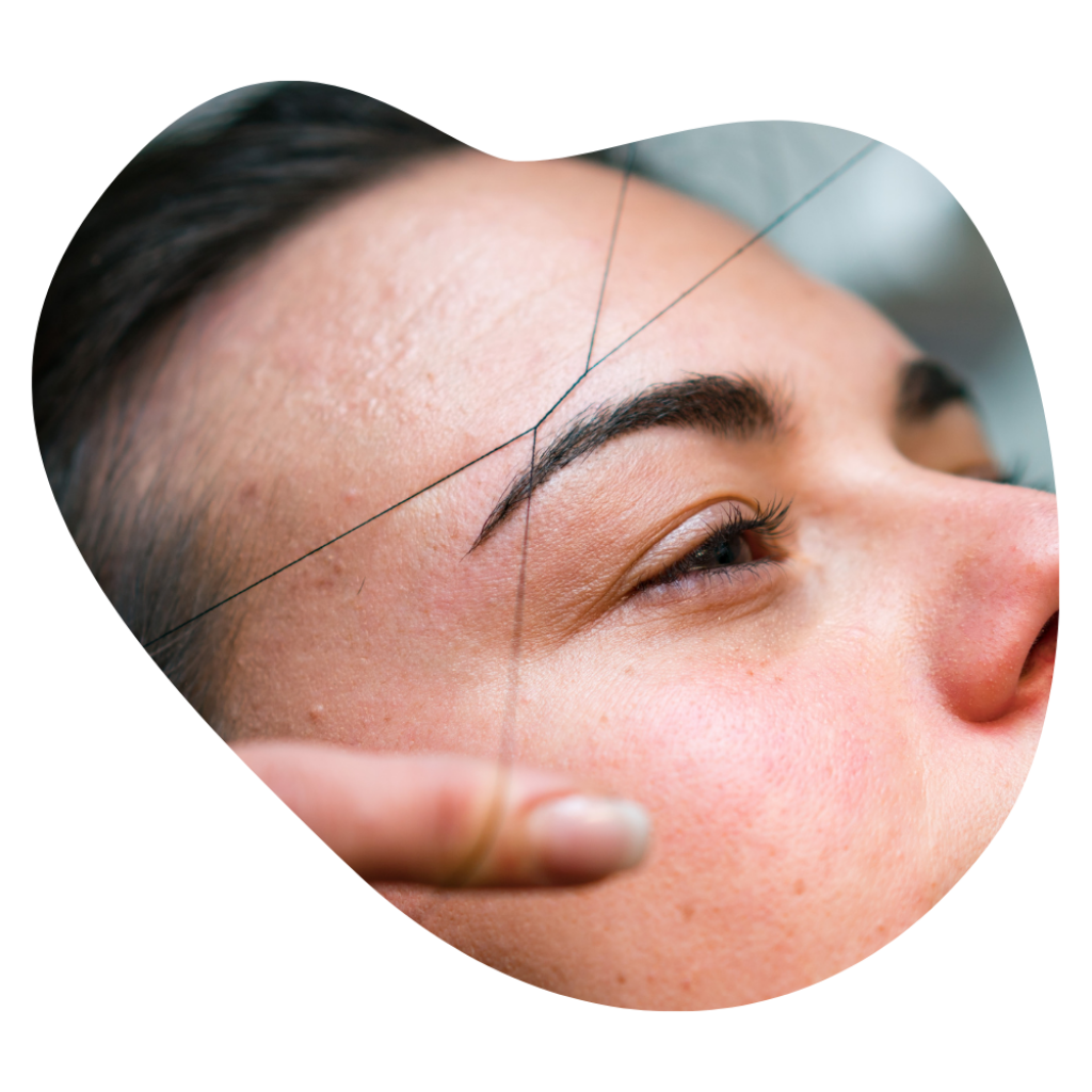 Augenbrauen werden mit der Fadentechnik gezupft und in Form gebracht, Brows in Basel.