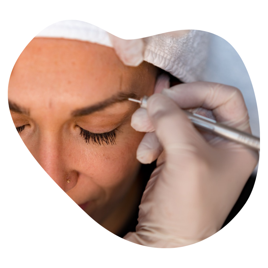 Permanent Make-up an den Augenbrauen in Basel, feine H&auml;rchenzeichnung f&uuml;r dauerhaft geformte und nat&uuml;rlich wirkende Brauen.