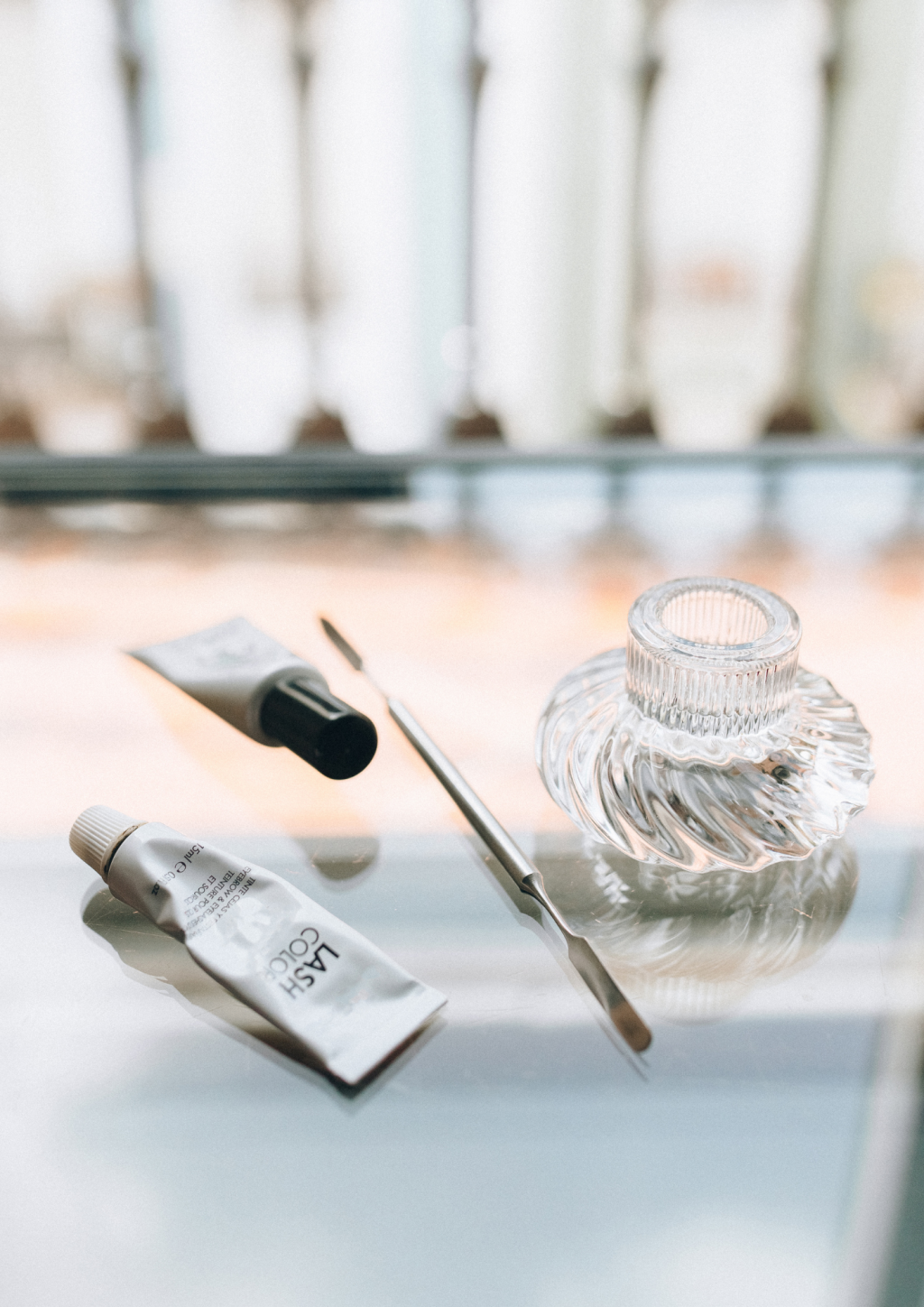 Produkte und Pinsel f&uuml;r die Augenbrauenbehandlung auf der Ablage der Beautylounge.