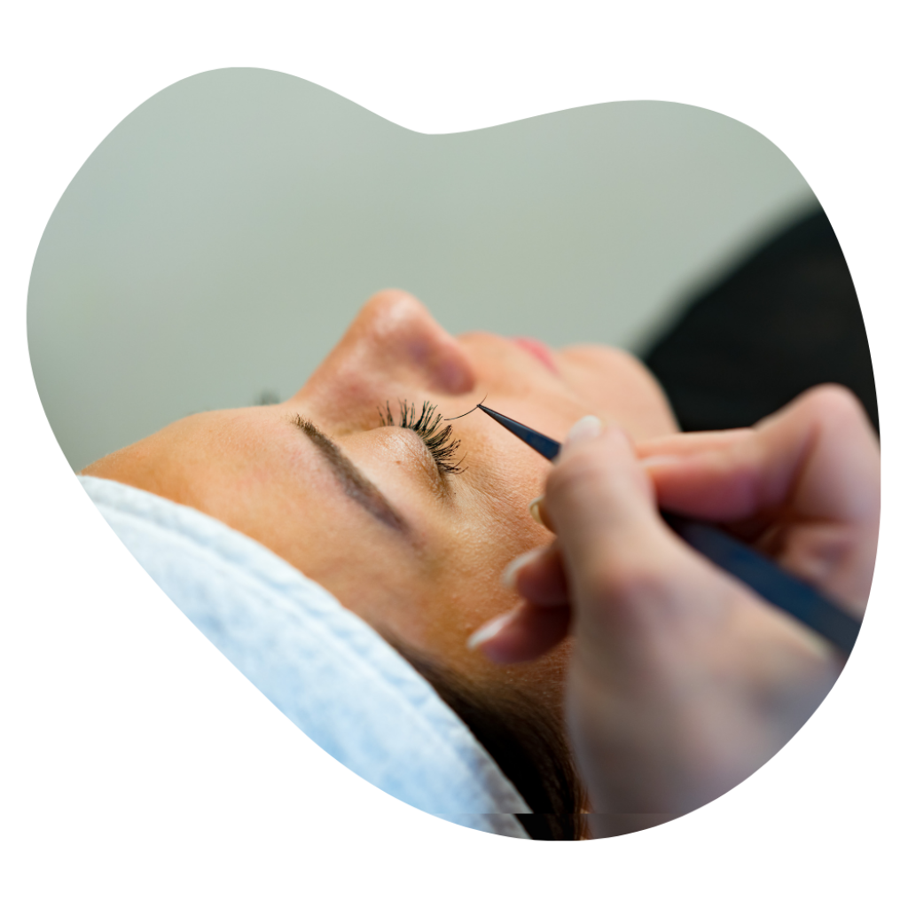 Kosmetikerin setzt einzelne Lashextensions mit der Pinzette, Wimpernverl&auml;ngerung in Basel.