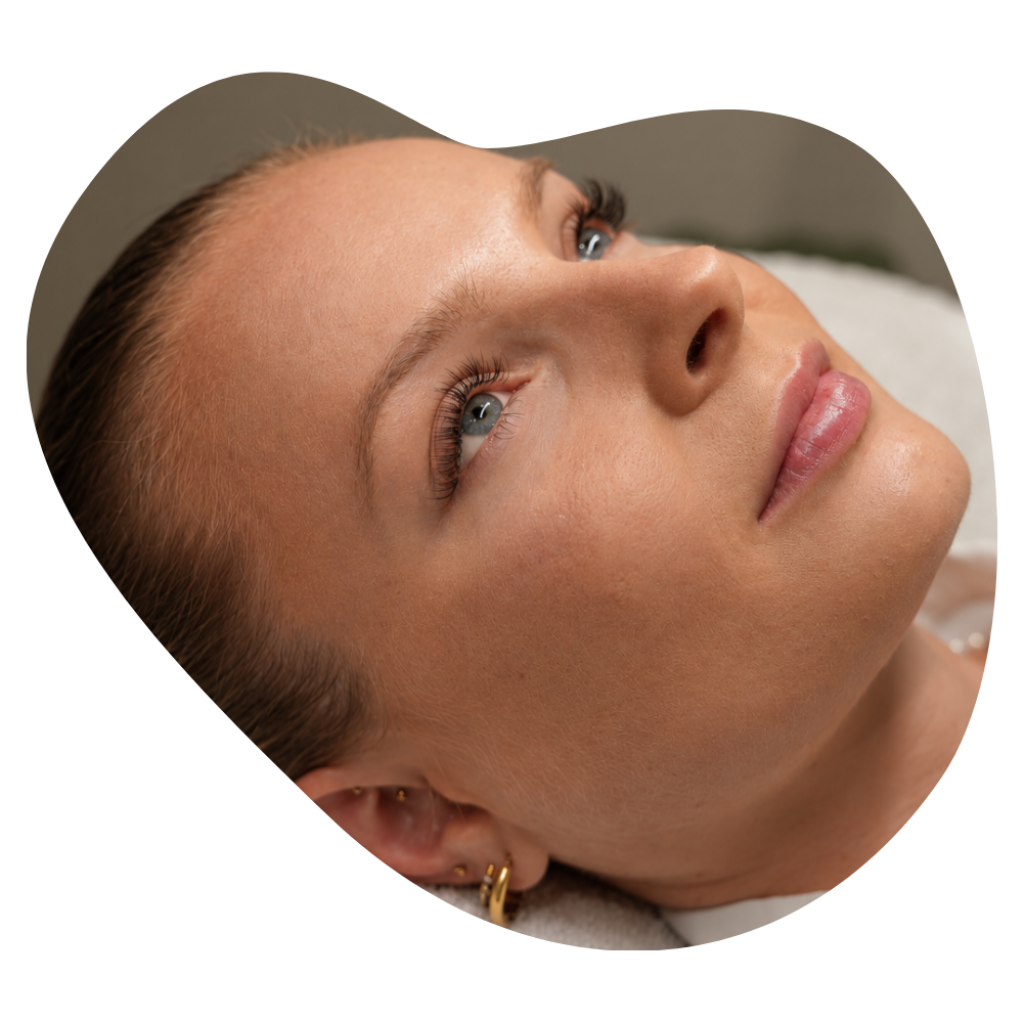 Kundin mit Wimpernverl&auml;ngerung in Einzelhaartechnik 1:1 nach der Lashextensions Behandlung.