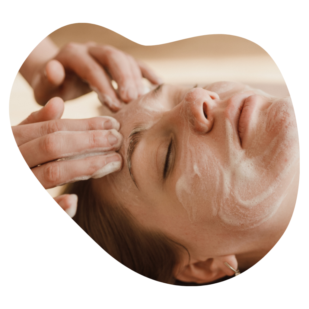 Kosmetikerin f&uuml;hrt Massage an Stirn und Schl&auml;fen durch, Beautylounge Basel f&uuml;r pure Entspannung.