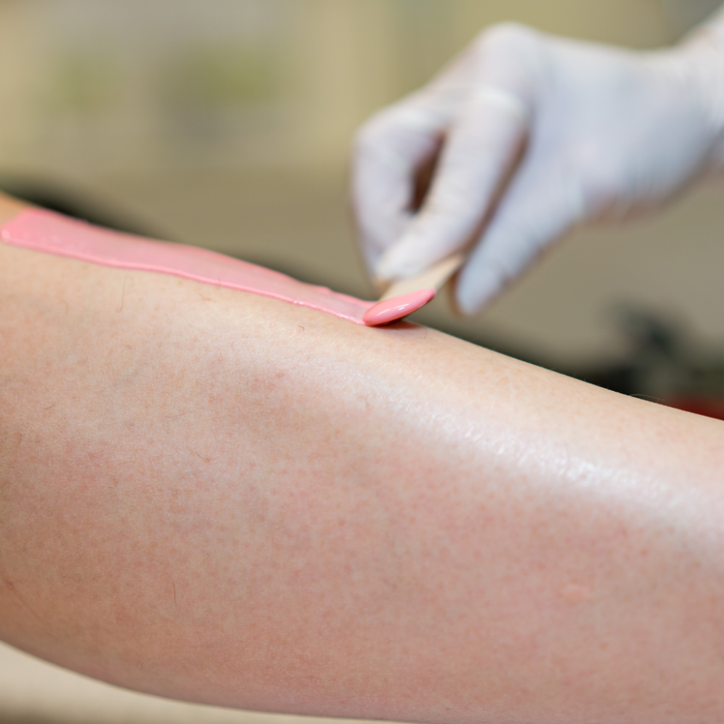 Warmwachs wird f&uuml;r die Haarentfernung am Bein aufgetragen, Waxing in der Beautylounge Basel.