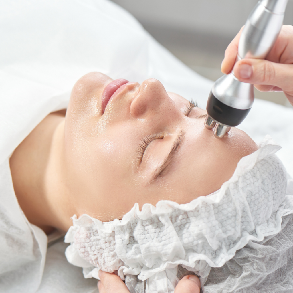 Kundin w&auml;hrend einer Bio Radio Frequency Behandlung im Kosmetikstudio Beautylounge Basel.
